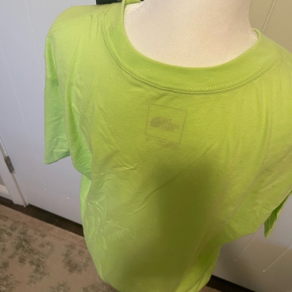 *NWT* NORTHFACE T-Shirt - Picture 3 of 4